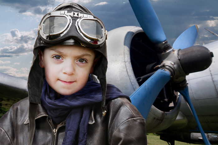 Kind steht vor einem Flugzeug